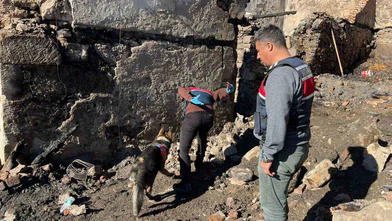 5 ev kül oldu! 65 yaşındaki kadın alev kapanında can verdi!