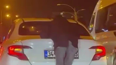 Diyarbakır’da trafiği altüst eden anlar... Kendini attı, tehlikeye davetiye çıkardı!