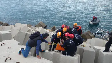 Balık avı felakete döndü! Mendirekte kaydı, beton arasına sıkıştı