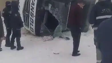 Ağrı'da yoğun buzlanma facia getirdi! Yolcu otobüsü devrildi, bölgede can pazarı