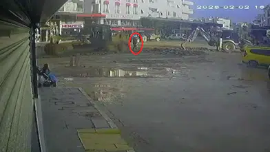 Görüntüler kan donduruyor! İş makinesi belediye çalışanını böyle ezdi