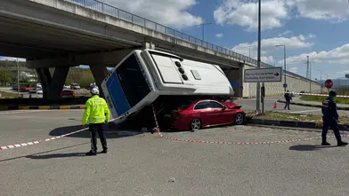 Bartın’da korkunç kaza! Halk otobüsü otomobilin üzerine devrildi