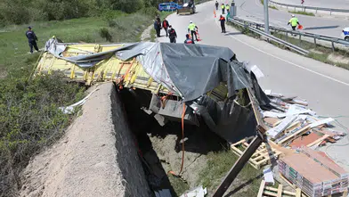 Kontrolden çıkan kamyon dehşet saçtı! Bariyerleri biçti, devrildi