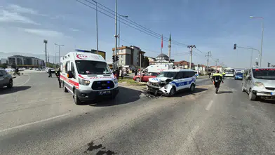 Düzce'de sabah saatlerinde can pazarı! Polis aracıyla otomobil çarpıştı