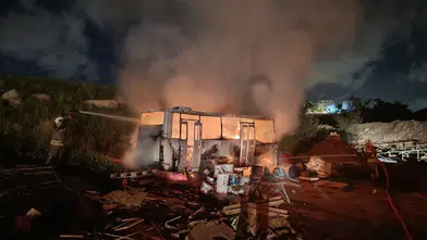 Hatay'da korkutan şantiye yangını! Alevlerin sardığı konteyner ve minibüs küle döndü