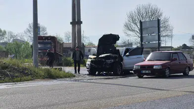 Alevlerin arasından kıl payı kurtuluş! Düzce’de araç yangını paniği