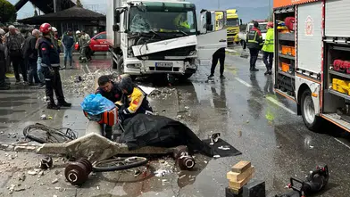 Yoldan geçiyordu… Devrilen direk canına mal oldu!