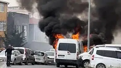 Tekstil ürünleri alevleri körükledi! Panelvandan geriye sadece iskeleti kaldı