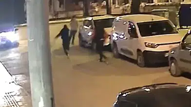 Darp edildi, silahını çekip kurşun yağdırdı! O anlar kamerada