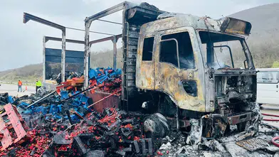 Lastiği patladı, felaket geldi! Kamyon saniyeler içinde kül oldu