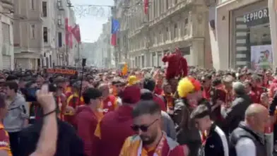 Derbi öncesi İstanbul’da sarı-kırmızı istila: Taksim’de yer gök inliyor!