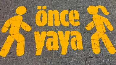 Mecidiyeköy’de dehşet kamerada! Direksiyon hakimiyetini kaybetti, vatandaşı havaya uçurdu