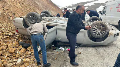 Sivas’ta korkunç kaza! Yoldan çıkan araç metrelerce savrulup ters döndü