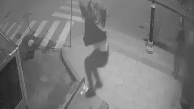 Öfkesine yenik düştü, elektrik panosuyla kavga etti!