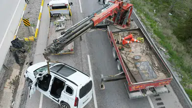 Saniyeler içinde felaket! Afyonkarahisar'da kontrolden çıkan araç hurdaya döndü