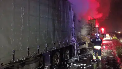 Yolu geçenler gözlerine inanamadı! Dev tır demir yığınına döndü