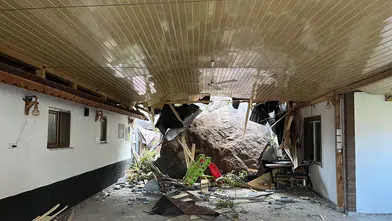 Müşteriler panikle dışarı kaçtı! Çorum'da lokantanın ortasına dev kaya parçaları düştü