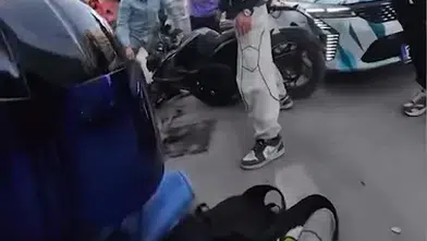 Genç sürücü ölümden döndü! Otomobille çarpışıp bariyerlere çakıldı