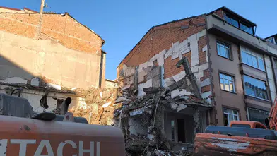 Böyle ihmal görülmedi! Yıkım firması komşu apartmanı delik deşik etti.