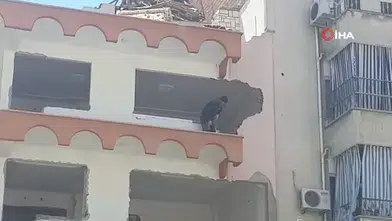 Bina yıkılmadı, adeta savruldu! Denizli'de vatandaş canını zor kurtardı!