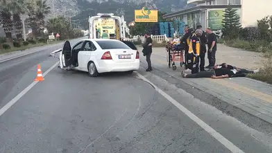 Mersin’de can pazarı! Kontrolden çıkan araç refüje ok gibi saplandı