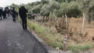 Manisa’da işçileri taşıyan servis devrildi! Ortalık savaş alanına döndü