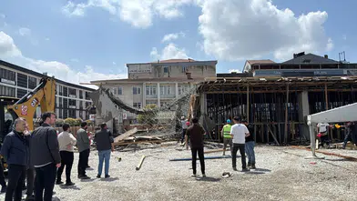 8 metrelik kalıp bir anda yerle bir oldu! Düzce’de korkutan inşaat kazası