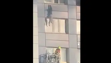 İtfaiye merdiveni yetmedi, canını kurtarmak için aşağıya atladı!