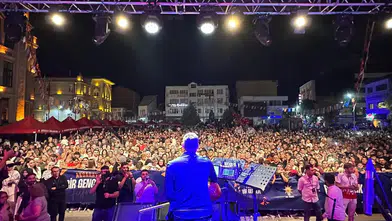 Aksaray'da Uğur Işılak konserinde fotoğraf çektirmek isteyenler izdiham oluşturdu