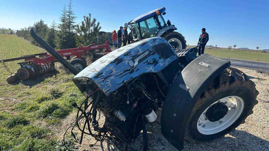 Uşak'ta çarpışma değil adeta parçalanma... Traktör ortadan ikiye bölündü!