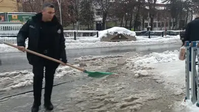 Muş'ta yayalar suda mahsur kaldı... Kürekle yardım eden polis büyük takdir topladı!