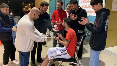 Bursa'da kazada yaralanan gence hastane çıkışında doğum günü sürprizi