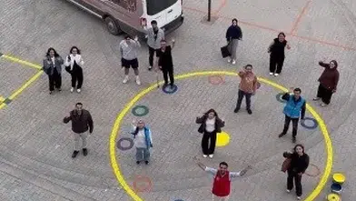 Kahramanmaraş'ta üniversite öğrencileri ilkokul duvarlarını renklendirdi