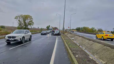 Tekirdağ'da yağış nedeniyle savrulan otomobil 3 direğe çarptı