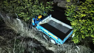 Afyonkarahisar'da otomobil patpata çarptı: 3 metreden tarlaya savrulan araçtaki 4 kişi yaralandı