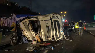 Kocaeli TEM Otoyolu'nda karşı şeride geçen tır devrildi: Sürücü hayatını kaybetti, 2 yaralı