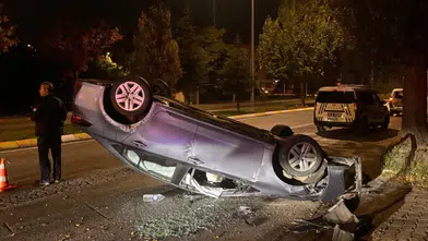 Erzincan'da hafif ticari araçla çarpışan otomobil devrildi: 1 yaralı