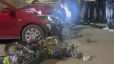 Kartepe'de otomobille çarpışan motosikletli savruldu: Dehşet anı kamerada
