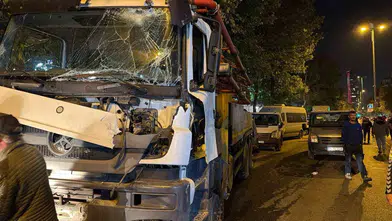Sürücüsünün bir anlık ihmali pahalıya patladı: Avcılar'da el freni unutulan tonlarca ağırlıktaki araç caddeyi birbirine kattı