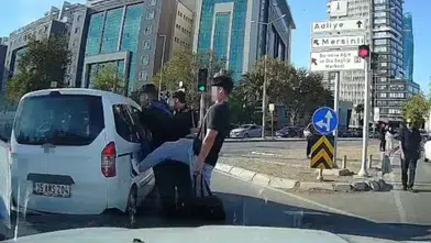 İzmir'de trafikte yayalarla sürücü gerginliği kamerada