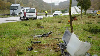 Samsun'da yağış nedeniyle kontrolden çıkan araç refüje çıktı: 3 yaralı