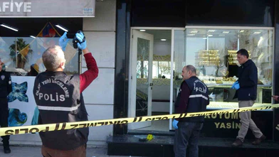 Adana’da soyguncu panik saçtı... Silahı bozuldu, camı patlatıp kaçtı!