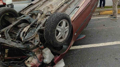 Refüjde ölüm dansı... Otomobil ışık direğine çarptı, hayat tersine döndü!