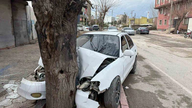Hatay'da gaz fren karıştı, otomobil ağacı seçti! 17 yaşındaki sürücüden korkutan kaza anbean kamerada...
