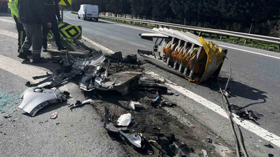 Savruldu, yan yattı, trafik durdu... Esenler’de kontrolden çıkan cip refüje çakıldı!