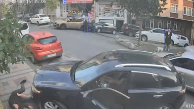 Sürücü kapıyı açtı, kendi aracının altında kaldı! Film sahnelerini aratmayan anlar kamerada...