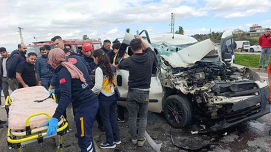 Hurdaya dönen araç, devrilen midibüs! Manavgat’taki feci kaza anbean kamerada...