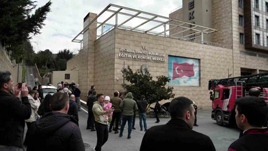 Zeytinburnu'nda dumanlar yükseldi, tahliye kararı geldi! Polisevinde korkutan yangın...