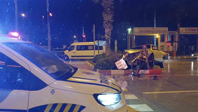 Adana’da yürek sızlatan kaza! Araç refüje uçtu, ağaca saplandı