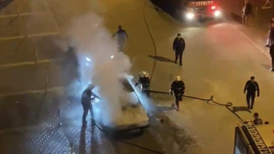 Park halindeki otomobil alev alev yandı